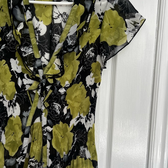 Green and black frilly top - Picture 3 of 3